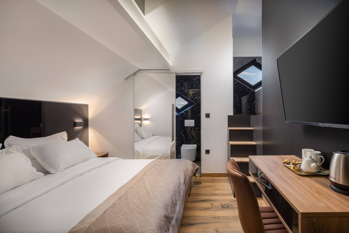 Hypo-allergenic bedding, desk, iron/ironing board, free WiFi