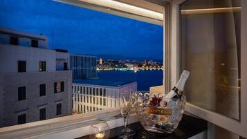 Luxury-Zimmer, Mehrere Schlafzimmer, Meerblick, Meerseite | Allergikerbettwaren, Schreibtisch, Bügeleisen/Bügelbrett