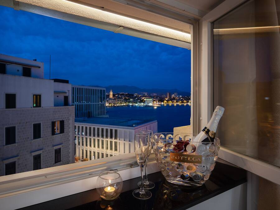 Habitació de luxe, diversos dormitoris, vistes al mar, orientació mar | Roba de llit hipoal·lergògena, escriptori i planxa i posts de planxar