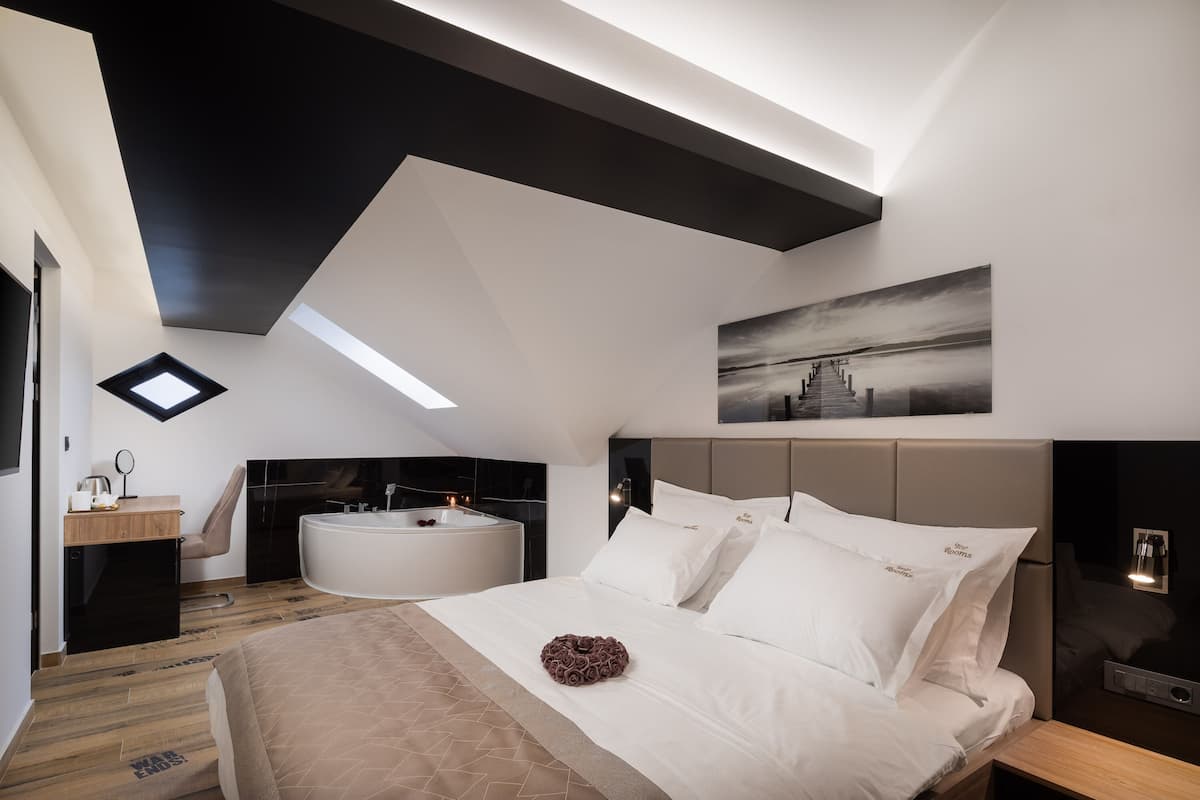 Habitación de lujo, varias habitaciones, vista parcial al mar, frente al mar | Ropa de cama hipoalergénica, escritorio y tabla de planchar con plancha