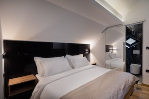 Ropa de cama hipoalergénica, escritorio y tabla de planchar con plancha