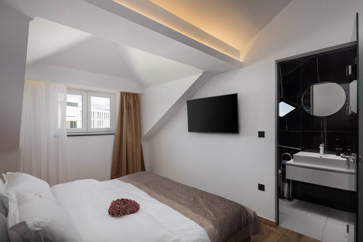 Hypo-allergenic bedding, desk, iron/ironing board, free WiFi