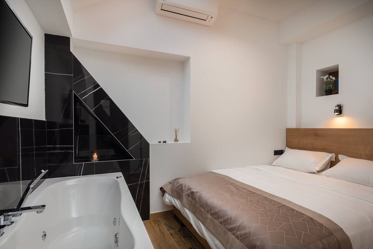 Hypo-allergenic bedding, desk, iron/ironing board, free WiFi
