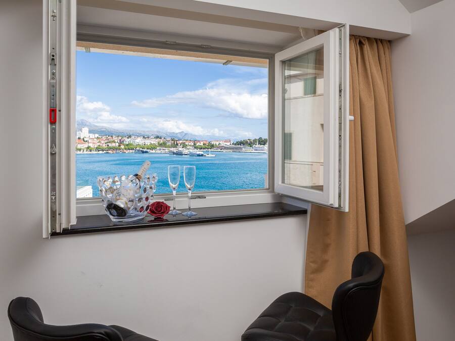 Habitación de lujo, varias habitaciones, vista al mar, frente al mar | Vista frontal de la propiedad