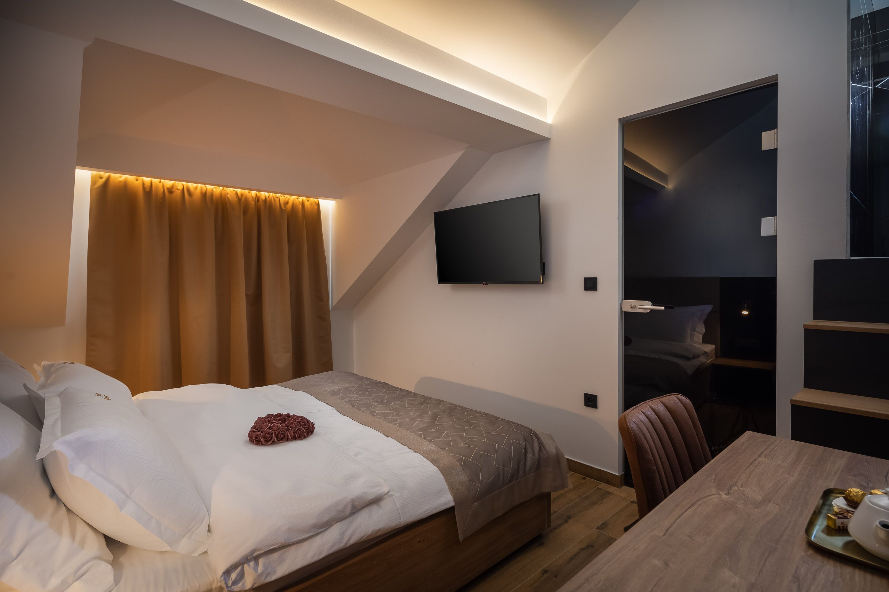 Habitación de lujo, varias habitaciones, vistas al mar, mirando al mar | Ropa de cama hipoalergénica, escritorio, tabla de planchar con plancha