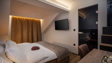 Habitación de lujo, varias habitaciones, vistas al mar, mirando al mar | Ropa de cama hipoalergénica, escritorio, tabla de planchar con plancha