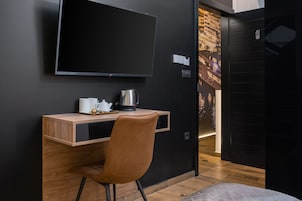 Ropa de cama hipoalergénica, escritorio y tabla de planchar con plancha