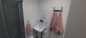 Dusche, Handtücher, Toilettenpapier