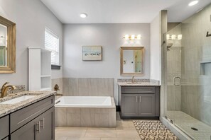 Combined shower/tub, hair dryer, towels