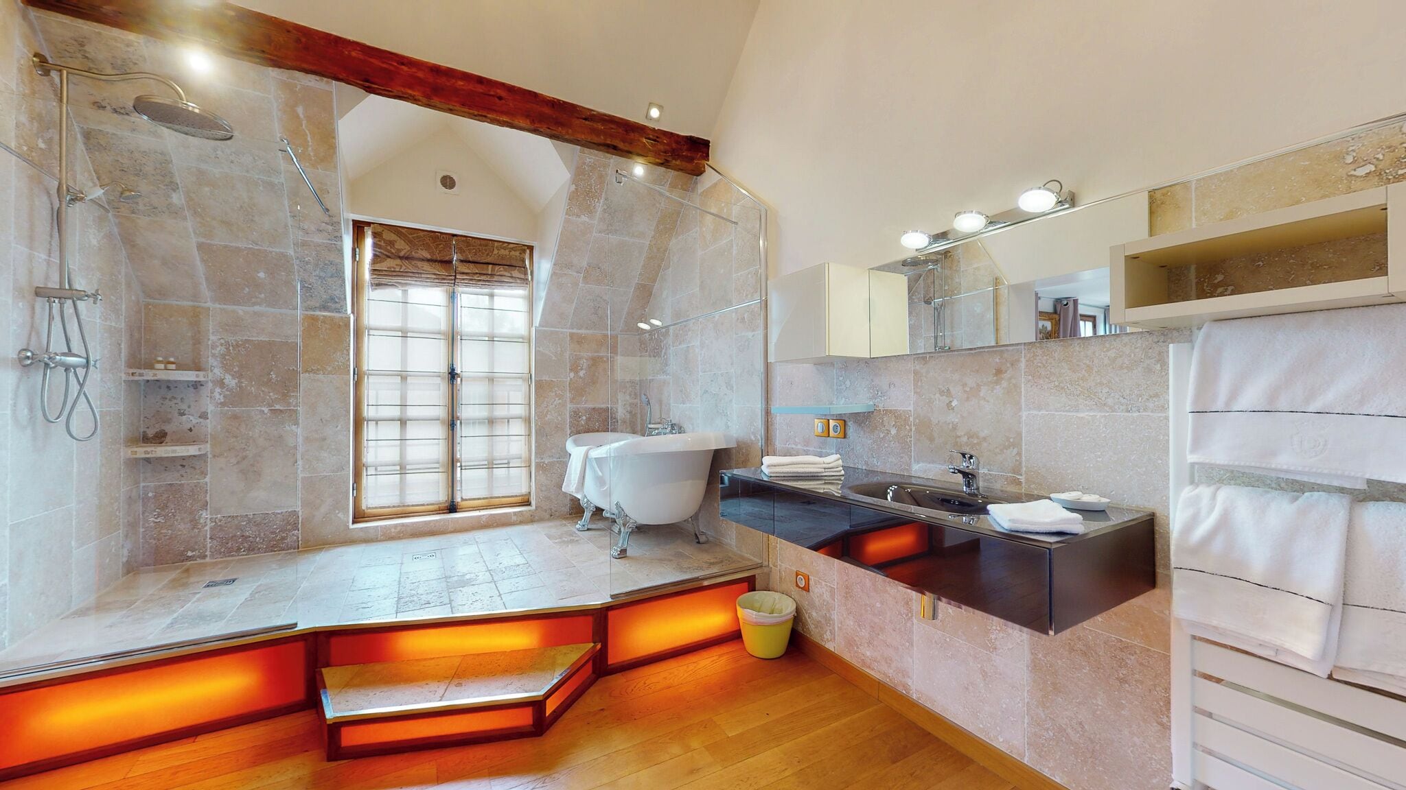 Superior tweepersoonskamer (Suite Barbizon) | Badkamer | Een aparte badkuip en douche, een haardroger, een bidet, handdoeken