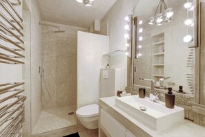 Dusj, hårføner, håndklær og såpe