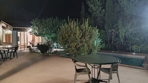 An outdoor patio area with a round table and chairs, surrounded by various plants and trees. - CHARMING VILLA WITH PRIVATE POOL - Special Summer 2026 Discount (Allauch)