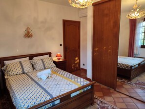 2 makuuhuonetta, silitysrauta/-lauta, ilmainen Wi-Fi, vuodevaatteet