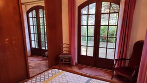 A bedroom with a bed, a chair, and a window with curtains. - CHARMING VILLA WITH PRIVATE POOL - Special Summer 2026 Discount (Allauch)