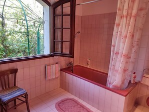 Kylpyamme, hiustenkuivaaja, bidee, pyyhkeet