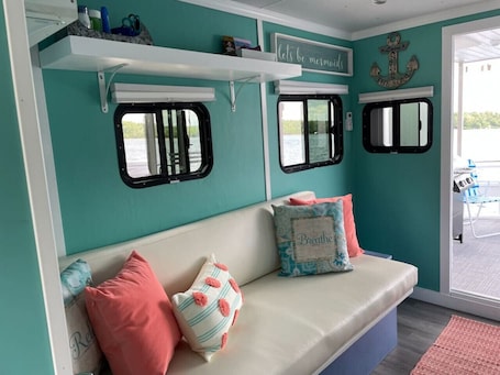 書庫. The Gigi - A Mermaid Houseboat on Lake James