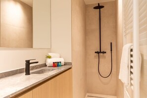 Een douche, een haardroger, handdoeken