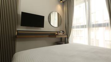 City-dobbeltværelse | Pengeskab på værelset, skrivebord, arbejdsområde til bærbare computere