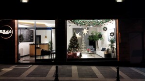 A hotel entrance with a reception desk, a Christmas tree, and festive decorations. - Moja City Hotel (Istanbul)