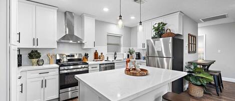 Een koelkast, een magnetron, een oven, een kookplaat