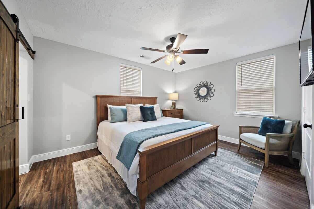 3 bedrooms, desk, iron/ironing board, travel cot