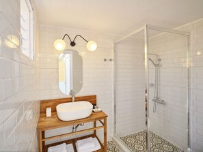 Traditional House, 1 Bedroom, Sea View | Bathroom | Shower, hair dryer, bathrobes, slippers - Psathi Beach House (Kimolos)