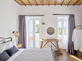 1 habitación, caja de seguridad en la habitación y escritorio 