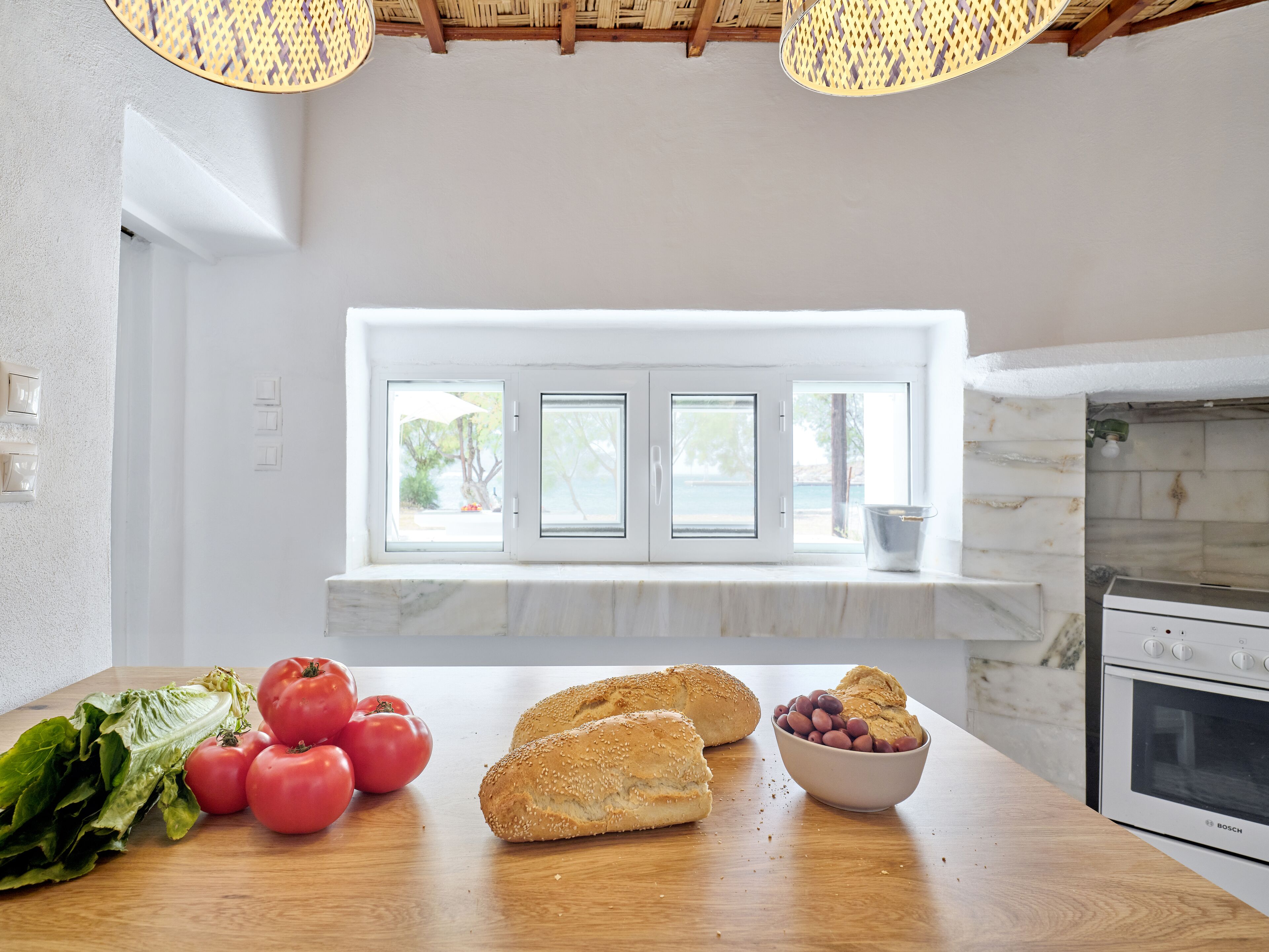 Frigobar, cafetera/tetera, utensilios de cocina, mesa de comedor