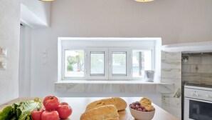 Een keuken met een houten aanrecht, een raam met uitzicht, en een Bosch oven.