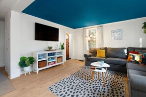 TV, books, offices - West End | Pet-Friendly | Fenced-in Yard | Grill (Portsmouth)