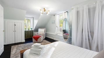 2 bedrooms, desk, iron/ironing board, travel crib