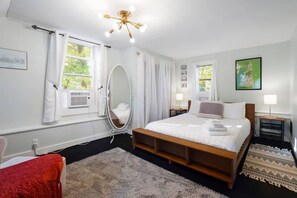 2 chambres, bureau, fer et planche à repasser, lit parapluie