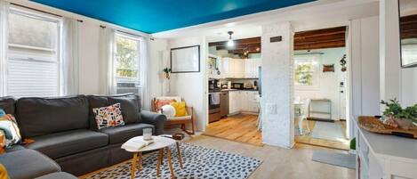 Télévision, livres, espaces bureaux