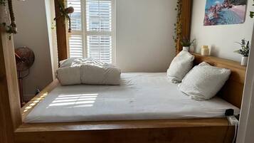 1 slaapkamer, een strijkplank/strijkijzer, gratis wifi, beddengoed