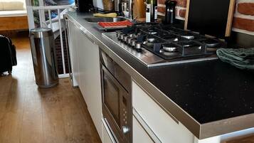 Een koelkast, een magnetron, een oven, een kookplaat