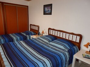 3 habitaciones, tabla de planchar con plancha y cuna de viaje