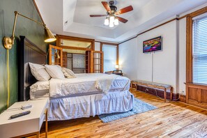 6 chambres, fer et planche à repasser, lit de bébé portatif