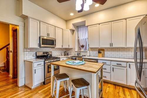 Huge 6 bed, 3.5 Bath Home 2 KING BEDS FAMILY SHAW NEIGHBORHOOD