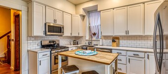 Huge 6 bed, 3.5 Bath Home 2 KING BEDS FAMILY SHAW NEIGHBORHOOD