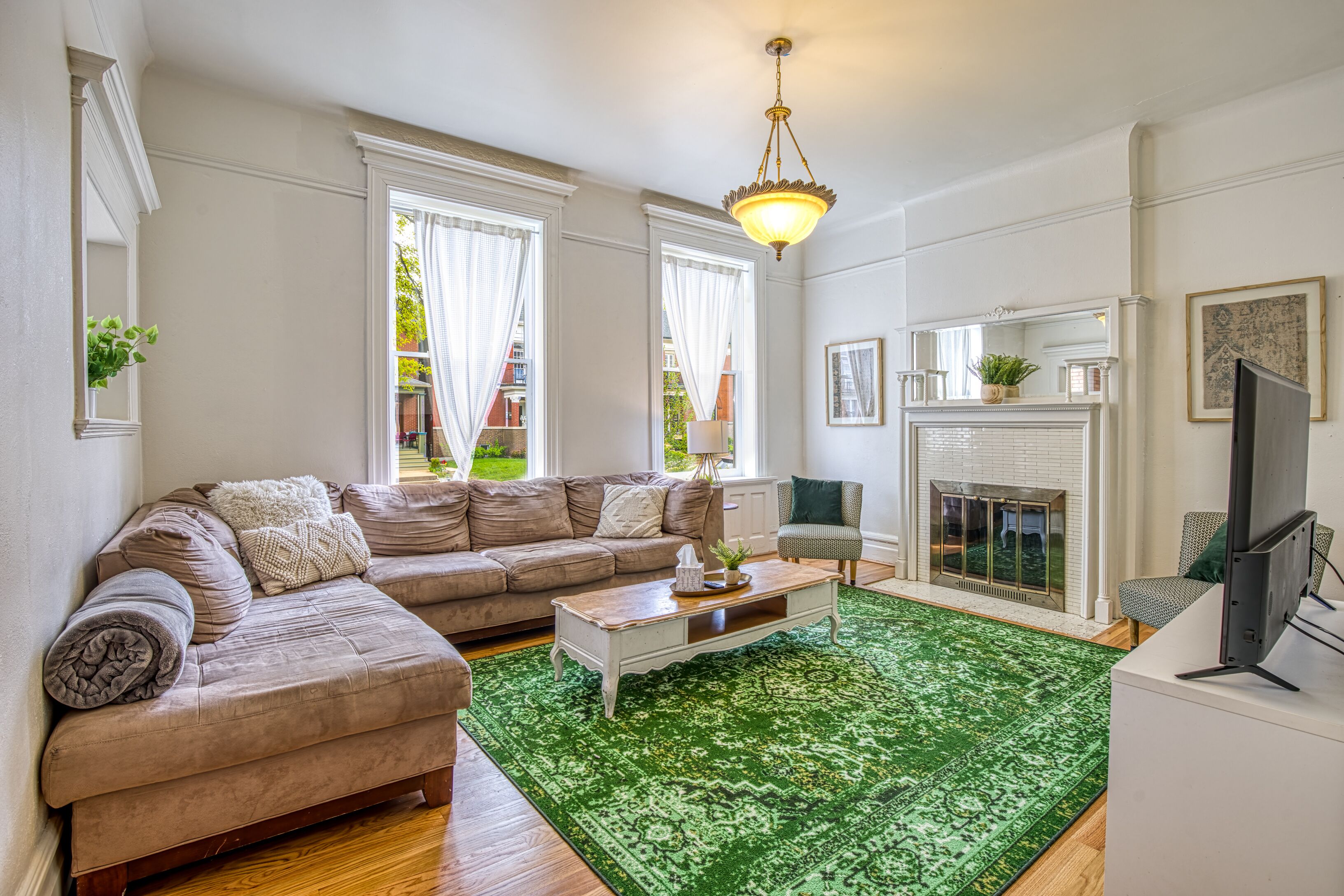 Huge 6 bed, 3.5 Bath Home 2 KING BEDS FAMILY SHAW NEIGHBORHOOD