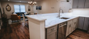 Brand New Downtown Apartment Near restaurants and 7 blocks from Beach.