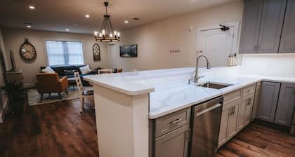 Brand New Downtown Apartment Near restaurants and 7 blocks from Beach.