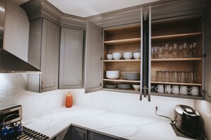 冷蔵庫、電子レンジ、オーブン、コンロ