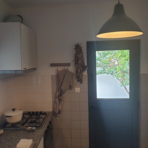 Fridge, oven, stovetop, coffee/tea maker