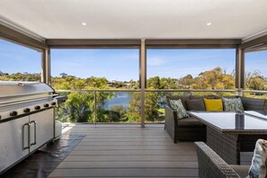 Outdoor dining - Riviera Lakeside Getaway with Stunning Water Views (Ocean Grove)