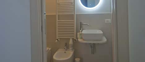 Douche, sĂšche-cheveux, bidet, serviettes fournies