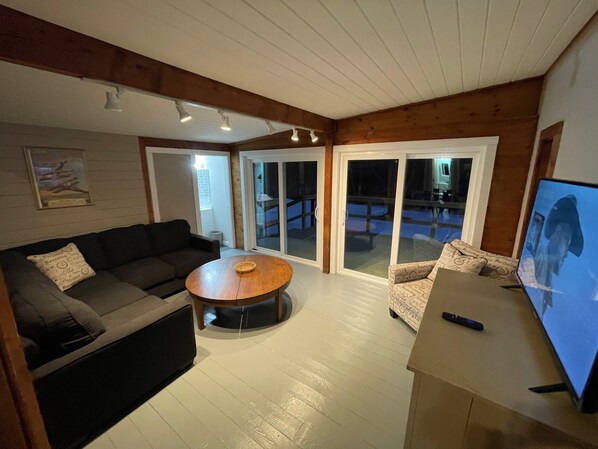 Signatur-hus - 3 soveværelser - 2 badeværelser - udsigt til flod | Stue | 30-tommers smart-tv med kabelkanaler, tv, Netflix