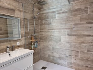 Dusche, Haartrockner, Handtücher, Seife
