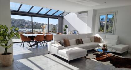 Villa de Luxe avec piscine et entièrement climatisée à 5 min de cassis!