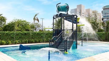 2 outdoor pools, pool loungers